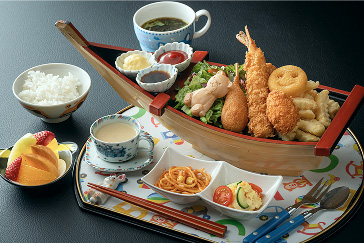 船の形をした器にエビフライ、コロッケ、ポテトなどが盛られ、パスタやサラダ、スープ、白ごはん、フルーツ、デザートも添えられているお子様料理。