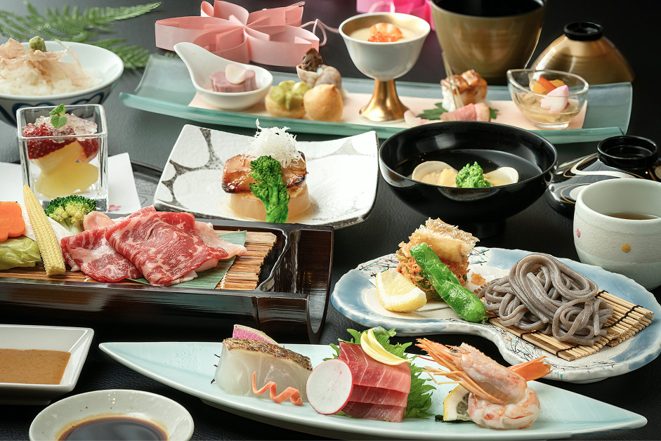 前菜、お造り、焼き物、揚げ物、鍋物、甘味など多彩な料理が並ぶ、季節の食材をふんだんに使った和の会席料理