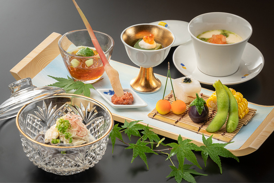 夏の涼を感じる前菜盛り合わせ。枝豆やトウモロコシ、翡翠茄子など旬の野菜を彩り豊かに盛り付けた和食料理