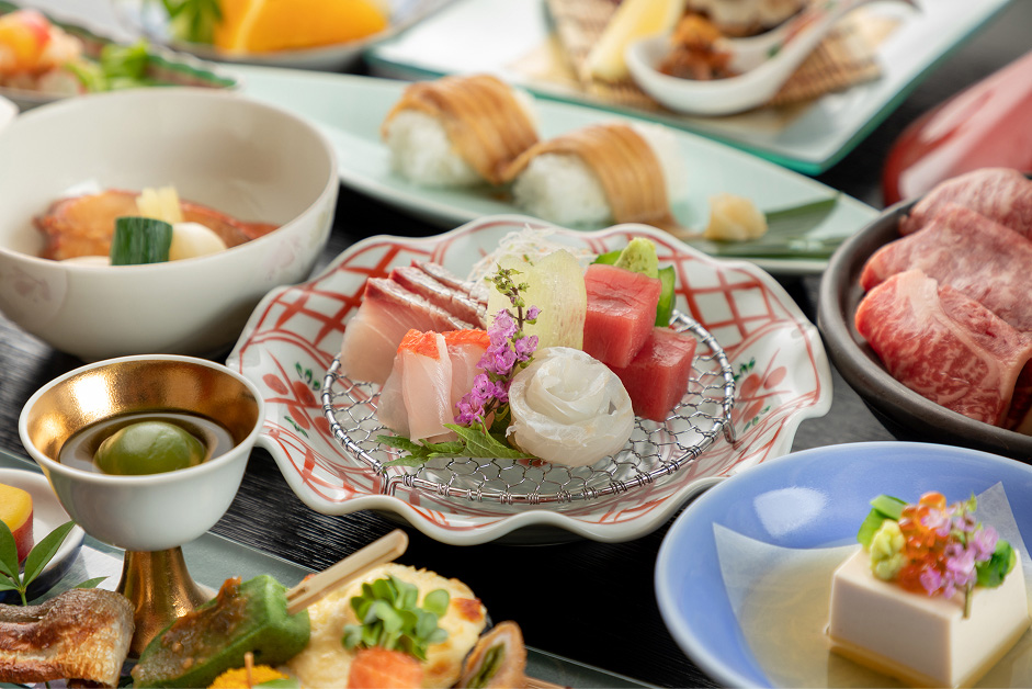 刺身、牛肉、豆腐料理など、様々な種類の料理が彩り豊かに盛り付けられている四季会席