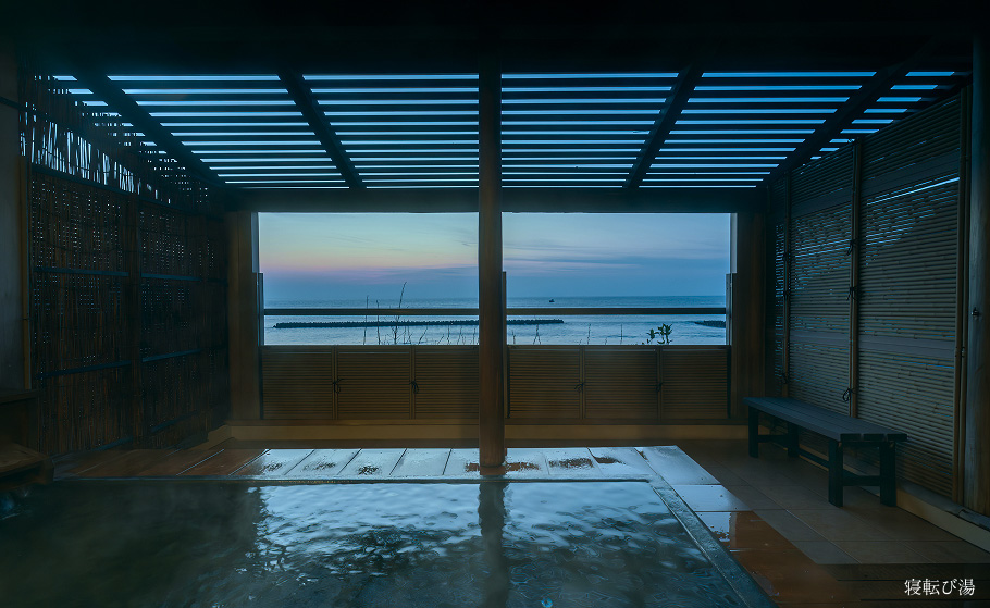 竹の目隠しに囲まれた半露天の寝湯から、穏やかな海と夕暮れの空を望めます。