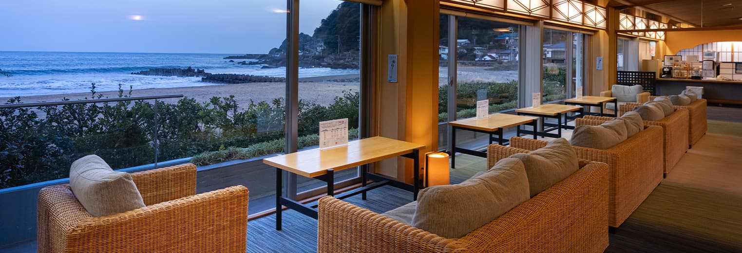 海に面したリラックスできるラウンジ。