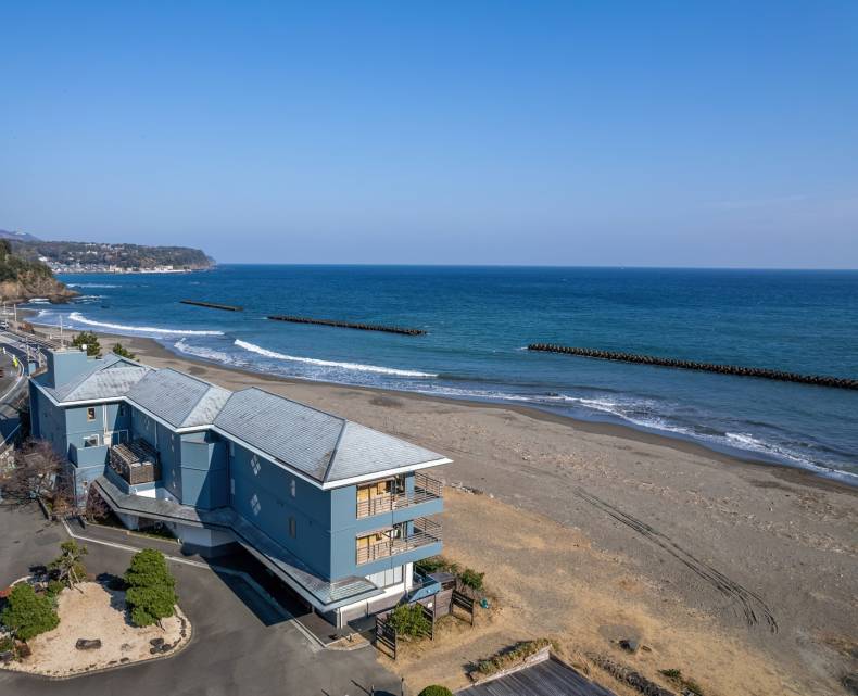 当館と海の間に隔てるものは何もありません。